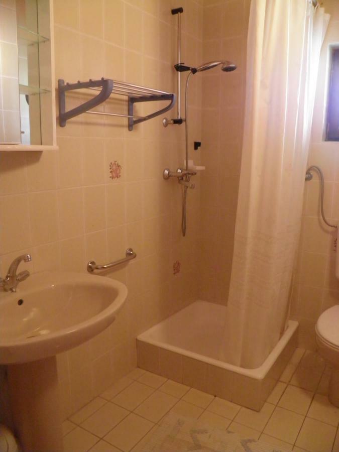 Apartment Roglic Rab Town Exteriör bild